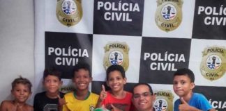 Crianças procuram delegacia após vizinha tomar bola, no Maranhão Delegado compra nova bola para meninos em Presidente Dutra. — Foto: Divulgação