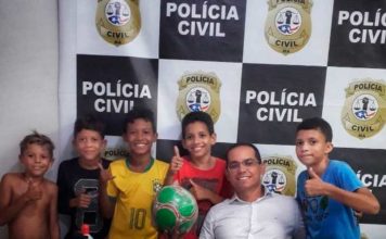 Crianças procuram delegacia após vizinha tomar bola, no Maranhão Delegado compra nova bola para meninos em Presidente Dutra. — Foto: Divulgação