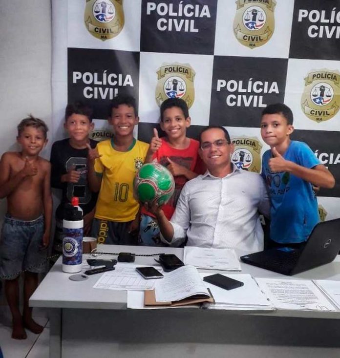 Delegado compra nova bola para meninos em Presidente Dutra. — Foto: Divulgação