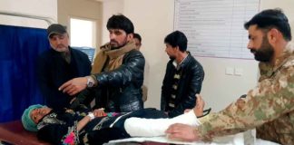 Menina soterrada por avalanche no Paquistão é encontrada com vida após 18 horas Samina, 12, passou 18 horas soterrada; ela foi atendida em um hospital em Muzaffarabad — Foto: Abu Arqam Naqash/Reuters