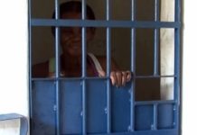 ‘Muito difícil’, diz filho de idosa presa por não pagar pensão dos netos Amigos e familiares tentam juntar dinheiro para libertar idosa (Foto: Reprodução / TV Santa Cruz)