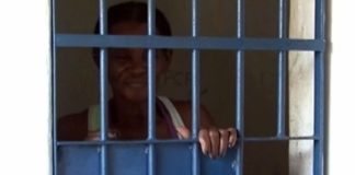 ‘Muito difícil’, diz filho de idosa presa por não pagar pensão dos netos Amigos e familiares tentam juntar dinheiro para libertar idosa (Foto: Reprodução / TV Santa Cruz)