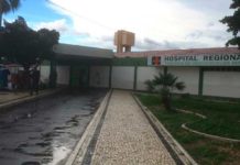 Menino de 6 anos é baleado na cabeça durante atentado contra o pai dele em Mossoró Tanto a criança, quando o pai foram levados para o Hospital Regional Tarcísio Maia, em Mossoró — Foto: Hugo Andrade/Inter TV Costa Branca