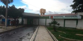 Menino de 6 anos é baleado na cabeça durante atentado contra o pai dele em Mossoró Tanto a criança, quando o pai foram levados para o Hospital Regional Tarcísio Maia, em Mossoró — Foto: Hugo Andrade/Inter TV Costa Branca