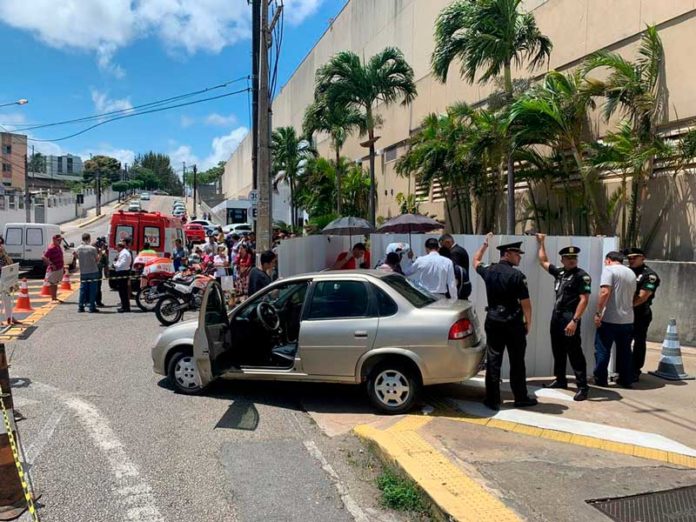 Homem foi morto a tiros dentro de carro na saída de um shopping em Candelária, na Zona Sul de Natal, em dezembro — Foto: Anna Alynne Cunha/Inter TV Cabugi