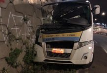 Após falha mecânica, motorista perde controle e bate micro-ônibus em viaduto na Zona Sul de Natal Micro-ônibus ficou destruído após bater em muro ao lado da Arena das Dunas, na Zona Sul de Natal — Foto: Dioclécio Neto/Inter TV Cabugi