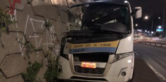 Após falha mecânica, motorista perde controle e bate micro-ônibus em viaduto na Zona Sul de Natal Micro-ônibus ficou destruído após bater em muro ao lado da Arena das Dunas, na Zona Sul de Natal — Foto: Dioclécio Neto/Inter TV Cabugi