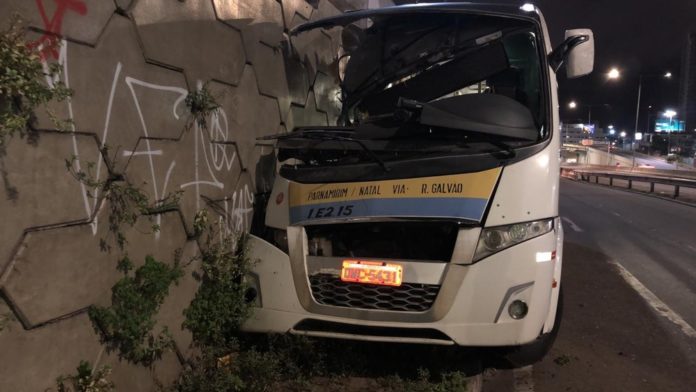 Micro-ônibus ficou destruído após bater em muro ao lado da Arena das Dunas, na Zona Sul de Natal — Foto: Dioclécio Neto/Inter TV Cabugi