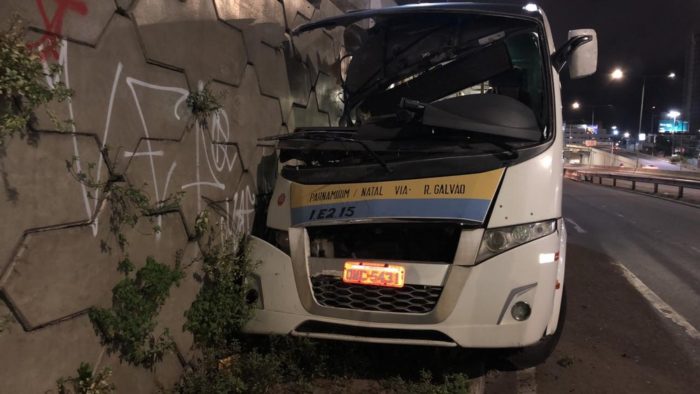 Micro-ônibus ficou destruído após bater em muro ao lado da Arena das Dunas, na Zona Sul de Natal — Foto: Dioclécio Neto/Inter TV Cabugi