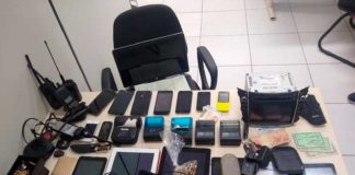 Polícia prende dois homens suspeitos de tráfico de drogas em Natal e Extremoz Munições de pistola calibre 380, celulares, tablets e documentos falsos foram encontrados na casa de homem em Extremoz, na Grande Natal — Foto: Sérgio Henrique Santos/Inter TV Cabugi