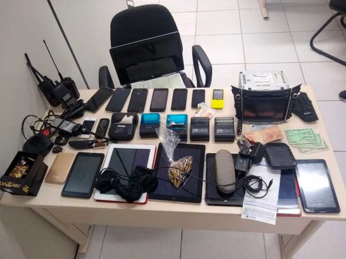 Munições de pistola calibre 380, celulares, tablets e documentos falsos foram encontrados na casa de homem em Extremoz, na Grande Natal — Foto: Sérgio Henrique Santos/Inter TV Cabugi
