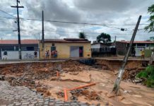 Após chuva, cratera se abre em rua da Zona Sul de Natal Cratera se abriu após chuva, na madrugada desta quarta (8) em Pitimbu, Zona Sul de Natal. Poste ficou torto e sustentado pelos fios — Foto: Mariana Rocha/Inter TV Cabugi
