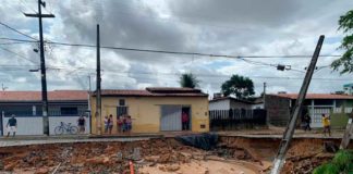 Após chuva, cratera se abre em rua da Zona Sul de Natal Cratera se abriu após chuva, na madrugada desta quarta (8) em Pitimbu, Zona Sul de Natal. Poste ficou torto e sustentado pelos fios — Foto: Mariana Rocha/Inter TV Cabugi
