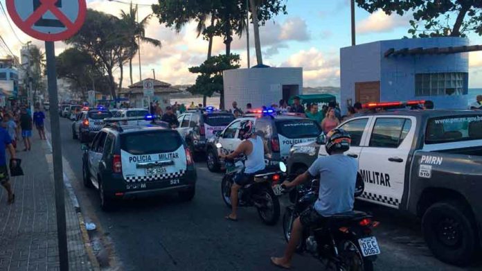 Viaturas da Polícia Militar na orla da praia de Ponta Negra, após assassinato em barraca de praia — Foto: Heloísa Guimarães/Inter TV Cabugi