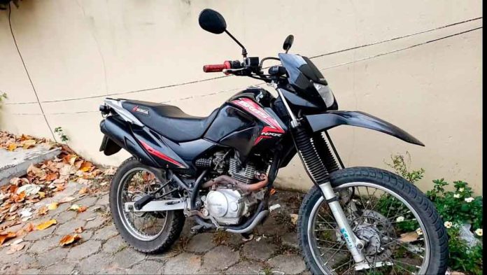 Uma das motos roubadas na madrugada desta sexta (17) foi encontrada por policiais militares na Zona Norte da capital potiguar — Foto: Geraldo Jerônimo/Inter TV Cabugi