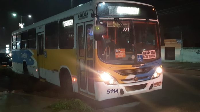 Homens assaltam ônibus na Zona Norte de Natal e levam celulares e dinheiro — Foto: Sérgio Henrique Santos/Inter TV Cabugi