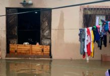 Água da chuva empoçada há mais de uma semana em rua de Natal invade casas e causa prejuízos a moradores Família do pedreiro Jefferson Flávio precisou colocar pertences para fora de casa após chuvas em Natal — Foto: Mariana Rocha/Inter TV Cabugi