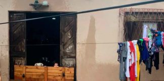 Água da chuva empoçada há mais de uma semana em rua de Natal invade casas e causa prejuízos a moradores Família do pedreiro Jefferson Flávio precisou colocar pertences para fora de casa após chuvas em Natal — Foto: Mariana Rocha/Inter TV Cabugi