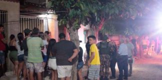 Idoso é morto com tiro no peito durante assalto em Mossoró Polícia foi ao local do crime em Mossoró, neste domingo (19). Cena despertou curiosidade entre vizinhos da vítima — Foto: Marcelino Neto/O Câmera