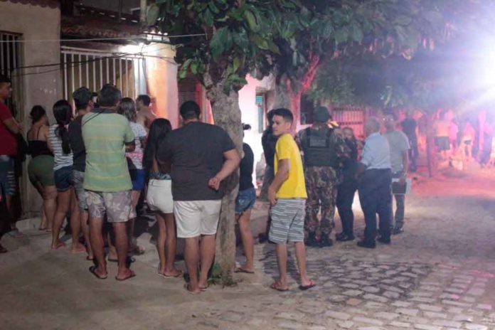Polícia foi ao local do crime em Mossoró, neste domingo (19). Cena despertou curiosidade entre vizinhos da vítima — Foto: Marcelino Neto/O Câmera