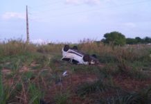 PMs sofrem tentativa de assalto, trocam tiros com bandidos e capotam carro durante perseguição no RN Militares capotaram carro ao tentar perseguir criminosos suspeitos no interior do RN, nesta quinta (23) — Foto: Divulgação/Redes Sociais