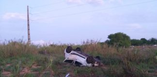 PMs sofrem tentativa de assalto, trocam tiros com bandidos e capotam carro durante perseguição no RN Militares capotaram carro ao tentar perseguir criminosos suspeitos no interior do RN, nesta quinta (23) — Foto: Divulgação/Redes Sociais