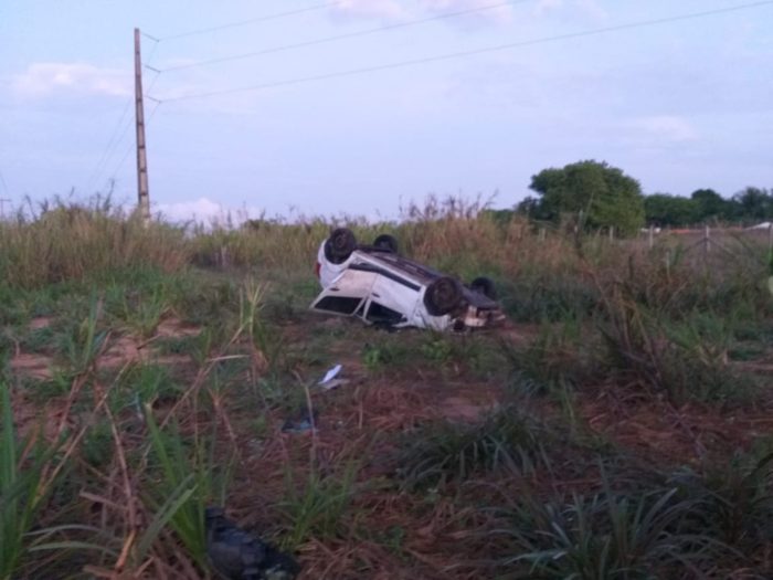 Militares capotaram carro ao tentar perseguir criminosos suspeitos no interior do RN, nesta quinta (23) — Foto: Divulgação/Redes Sociais