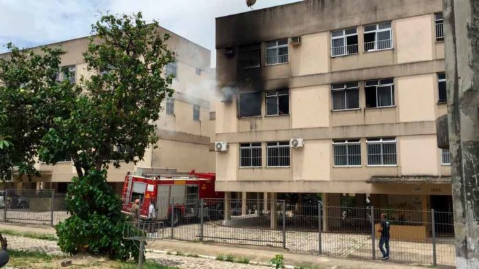 Corpo de Bombeiros foi acionado para conter incêndio em apartamento na Zona Sul de Natal nesta sexta (24) — Foto: Rafael Lopes/Inter TV Cabugi