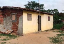 Idoso é encontrado morto com faca encravada no pescoço em Poço Branco Homem foi encontrado morto com uma faca encravada no pescoço dentro da própria casa em Poço branco, no interior do RN — Foto: Kleber Teixeira/Inter TV Cabugi