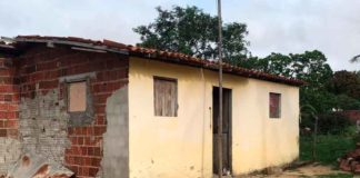 Idoso é encontrado morto com faca encravada no pescoço em Poço Branco Homem foi encontrado morto com uma faca encravada no pescoço dentro da própria casa em Poço branco, no interior do RN — Foto: Kleber Teixeira/Inter TV Cabugi