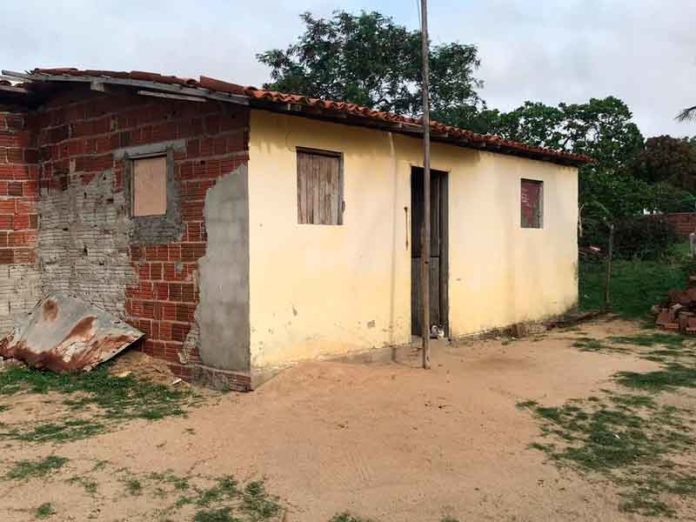 Homem foi encontrado morto com uma faca encravada no pescoço dentro da própria casa em Poço branco, no interior do RN — Foto: Kleber Teixeira/Inter TV Cabugi