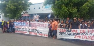 Servidores da saúde paralisam suas funções em Macau e população fica sem serviço Ato de paralisação teve seu auge em frente ao Hospital Antônio Ferraz Foto: Reprodução Internet