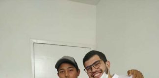 Em Parazinho, interior do RN, é realizada a primeira cirurgia de frenectomia lingual Da direita para a esquerda: doutor Roberto Cegala, paciente e assistente Foto: Arquivo