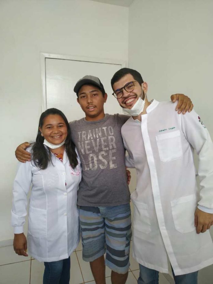 Da direita para a esquerda: doutor Roberto Cegala, paciente e assistente Foto: Arquivo