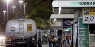 Bolsonaro quer mudar ICMS da gasolina para ajudar a reduzir preços ICMS: Imposto é o maior peso sobre preço do combustível e varia de 25% a 34% do valor, de acordo com o estado (Sergio Moraes/Reuters)