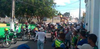 Júlio César vai a Câmara para leitura anual e enfrenta protestos dos mototaxistas e outros trabalhadores; veja o vídeo