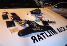 Após furar blitz, motorista de aplicativo é preso com arma dentro de carro na Grande Natal Em uma das perseguições, PM encontrou arma com motorista. Durante outra abordagem, polícia encontrou pochete com drogas com dois homens que estavam em uma moto — Foto: Sérgio Henrique Santos/Inter TV Cabugi