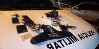 Após furar blitz, motorista de aplicativo é preso com arma dentro de carro na Grande Natal Em uma das perseguições, PM encontrou arma com motorista. Durante outra abordagem, polícia encontrou pochete com drogas com dois homens que estavam em uma moto — Foto: Sérgio Henrique Santos/Inter TV Cabugi