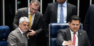 Senadores condenam apoio de Bolsonaro a manifestações em meio a coronavírus