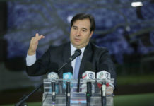 Deputados devem aprovar renda mínima de R$ 500, diz Rodrigo Maia