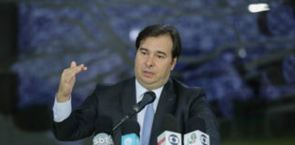 Deputados devem aprovar renda mínima de R$ 500, diz Rodrigo Maia