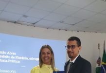 Em evento da FECAM, a pré-candidata a prefeita de Ceará-Mirim, Ozeny Peixoto, é sorteada com um livro.