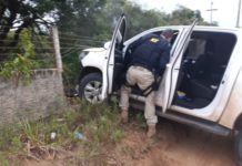 Dupla é presa e caminhonete roubada é recupera na Grande Natal Assaltantes bateram caminhonete roubada durante perseguição na Grande Natal — Foto: PRF/Divulgação