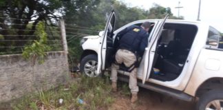 Dupla é presa e caminhonete roubada é recupera na Grande Natal Assaltantes bateram caminhonete roubada durante perseguição na Grande Natal — Foto: PRF/Divulgação