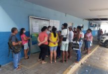 Pessoas se aglomeram em frente a secretaria de Natal por auxílio emergencial de R$ 600 Pessoas de aglomeram em frente à Secretaria Municipal de Assistência Social em busca de informações sobre auxílio do governo federal por causa do coronavírus — Foto: Kleber Teixeira/Inter TV Cabugi