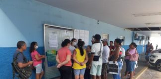 Pessoas se aglomeram em frente a secretaria de Natal por auxílio emergencial de R$ 600 Pessoas de aglomeram em frente à Secretaria Municipal de Assistência Social em busca de informações sobre auxílio do governo federal por causa do coronavírus — Foto: Kleber Teixeira/Inter TV Cabugi