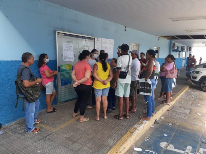 Pessoas de aglomeram em frente à Secretaria Municipal de Assistência Social em busca de informações sobre auxílio do governo federal por causa do coronavírus — Foto: Kleber Teixeira/Inter TV Cabugi