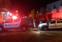 Homem com tornozeleira eletrônica é executado a tiros na Zona Norte de Natal Homem foi assassinado no bairro Igapó, em Natal. Curiosos de aglomeraram após o crime. — Foto: Sérgio Henrique Santos/Inter TV Cabugi