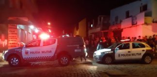 Homem com tornozeleira eletrônica é executado a tiros na Zona Norte de Natal Homem foi assassinado no bairro Igapó, em Natal. Curiosos de aglomeraram após o crime. — Foto: Sérgio Henrique Santos/Inter TV Cabugi