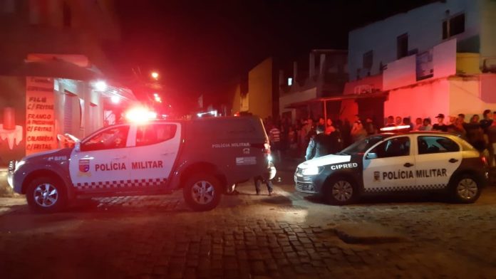 Homem foi assassinado no bairro Igapó, em Natal. Curiosos de aglomeraram após o crime. — Foto: Sérgio Henrique Santos/Inter TV Cabugi